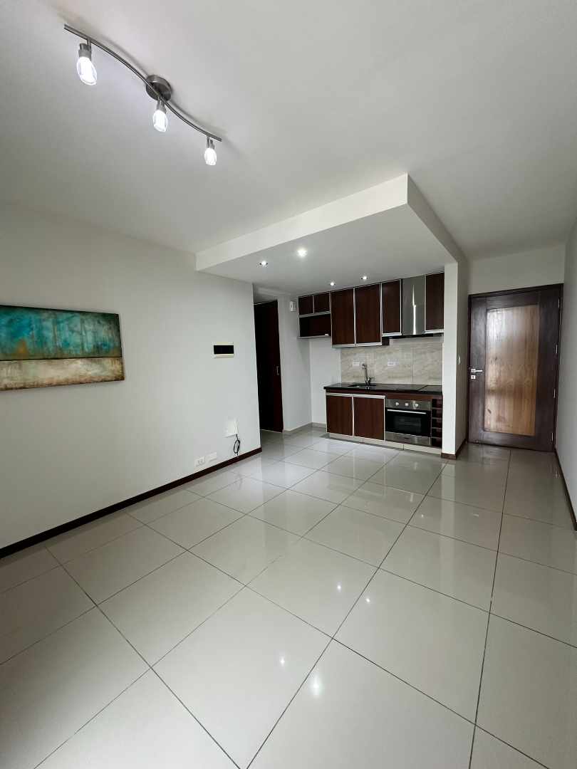 Departamento en Alquiler[CONDOMINIO MACORORO 9| EQUIPETROL] ALQUILER SIN MUEBLES: DEPARTAMENTO 1 DORMITORIO CON BALCON Y PARQUEO TECHADO 1 dormitorios 1 baños 1 parqueos Foto 3