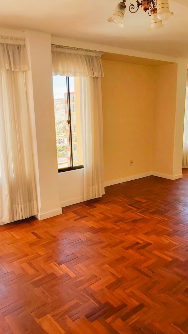 Departamento en AlquilerAVENIDA ARCE, SAN JORGE  (NO TIENE MUEBLES) 3 dormitorios 2 baños 1 parqueos Foto 5