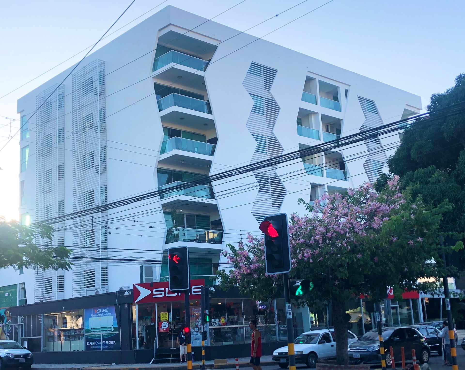 Departamento en VentaAv. Velarde (zona plaza blacut) 3 dormitorios 3 baños 1 parqueos Foto 1