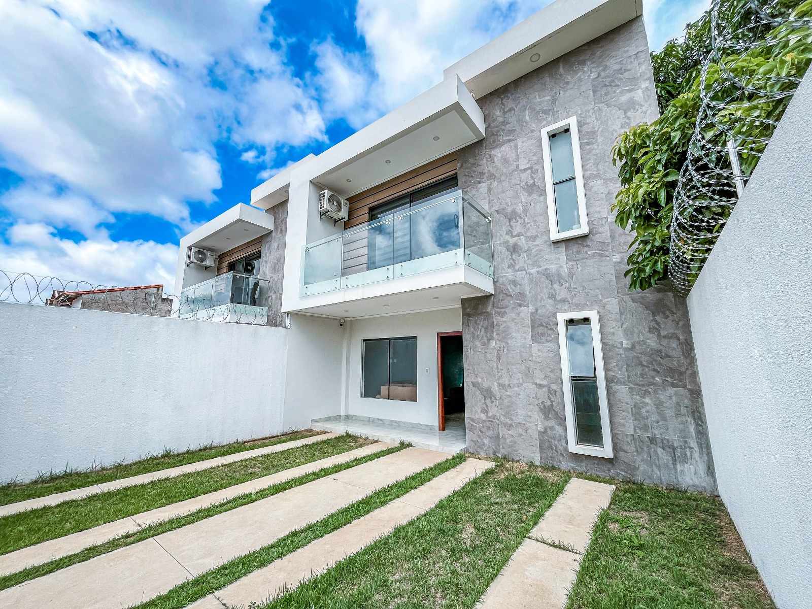 Casa en Entre 6to y 7mo anillo Norte en Santa Cruz de la Sierra 3 dormitorios 4 baños 2 parqueos Foto 1