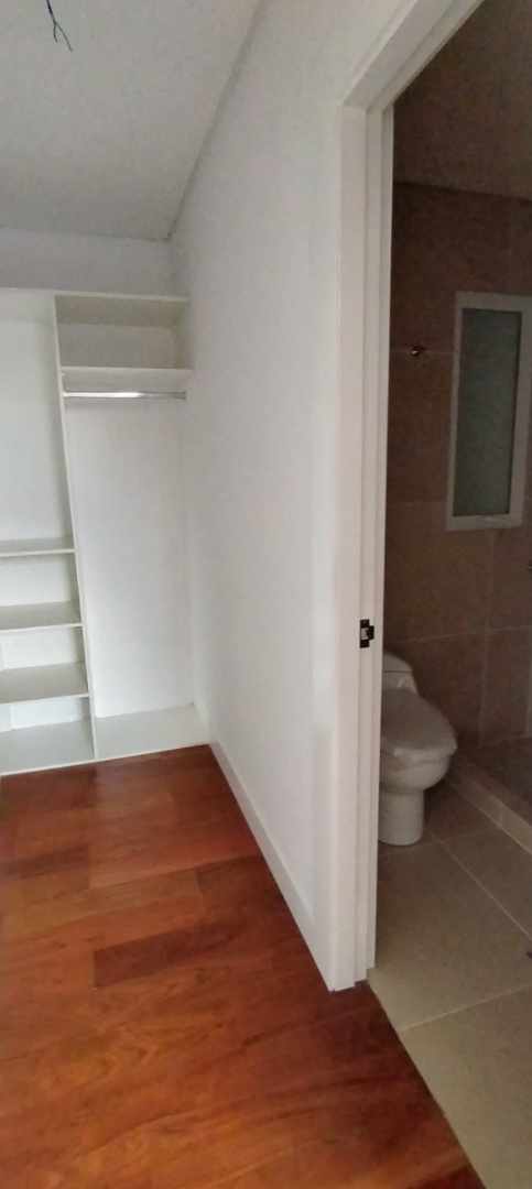 Departamento en Achumani en La Paz 3 dormitorios 4 baños 1 parqueos Foto 3