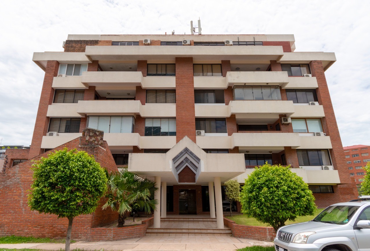 Departamento en VentaCONDOMINIO ARANJUEZ 
En pleno corazón empresarial Av. San Martín esquina calle I Este. 4 dormitorios 3 baños 2 parqueos Foto 2