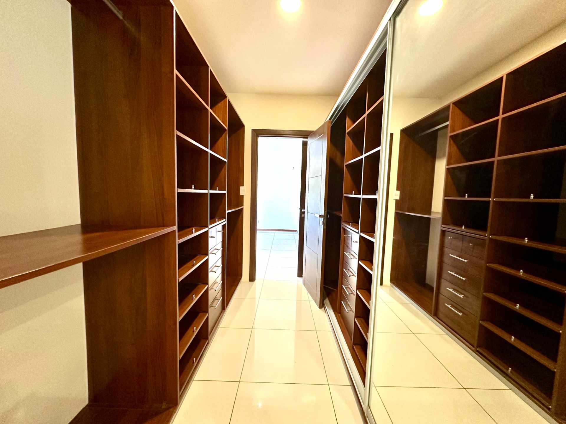 Casa en VentaURB. LA HACIENDA III CASA EN VENTA  3 dormitorios 3 baños 4 parqueos Foto 5