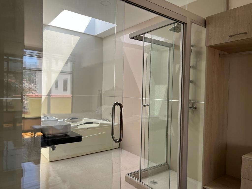 Departamento en Calacoto en La Paz 3 dormitorios 5 baños 1 parqueos Foto 6