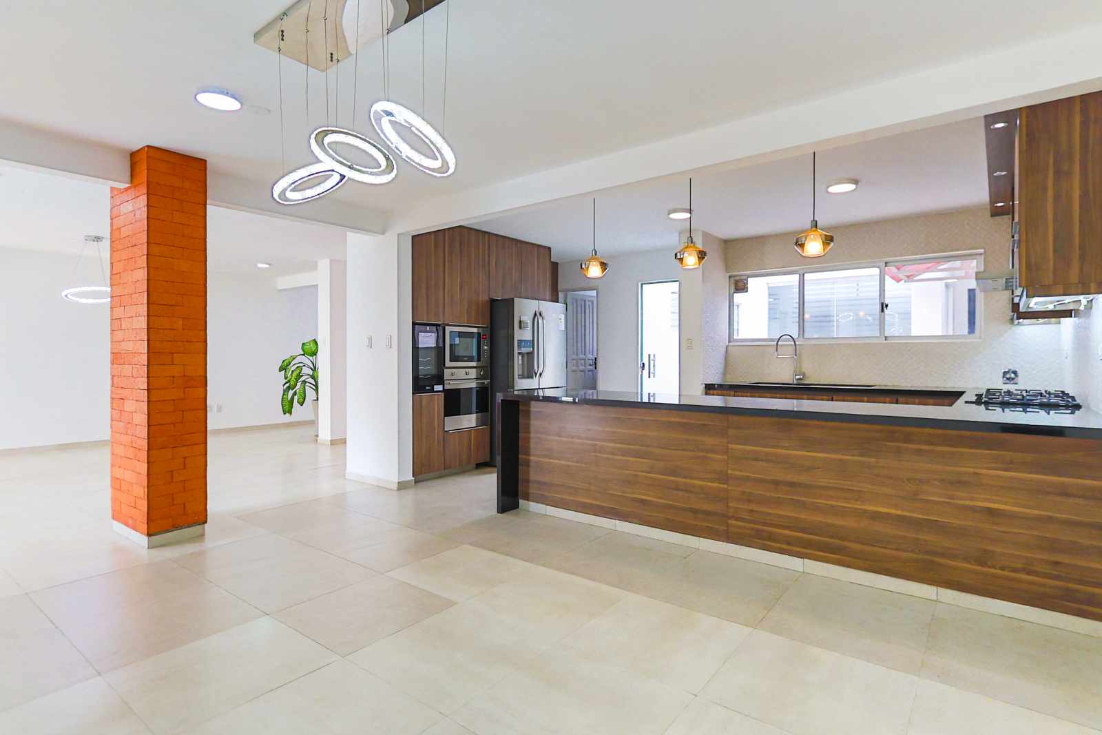 Casa en AlquilerZona Norte, 6to Anillo condominio Ciudad Jardin  4 dormitorios 4 baños 3 parqueos Foto 2