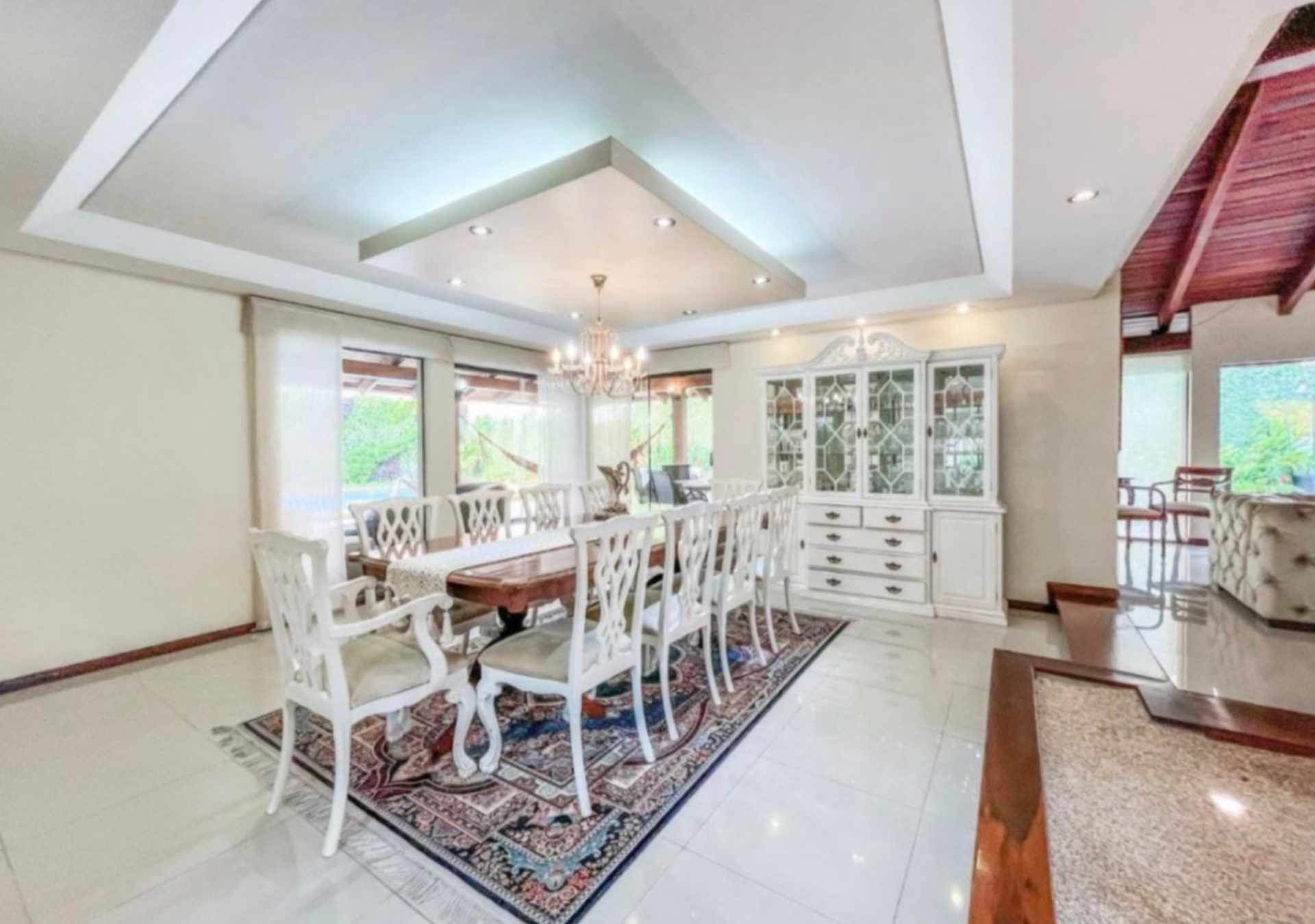 Casa en Entre 2do y 3er anillo Norte en Santa Cruz de la Sierra 4 dormitorios 6 baños 3 parqueos Foto 5