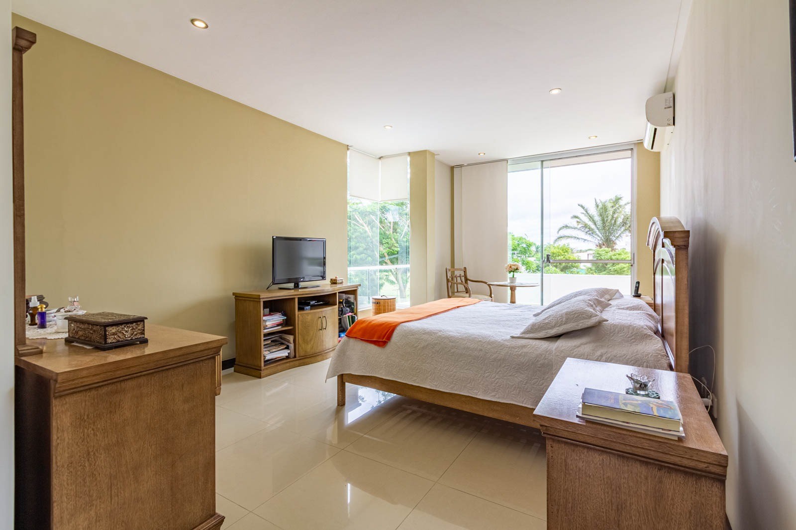 Casa URUBO CONDOMINIO JARDINES DEL URUBO 1
HERMOSA Y ELEGANTE AMOBLADA CASA EN ALQUILER !!!!
CON 4 HABITACIONES SUITE  Foto 13