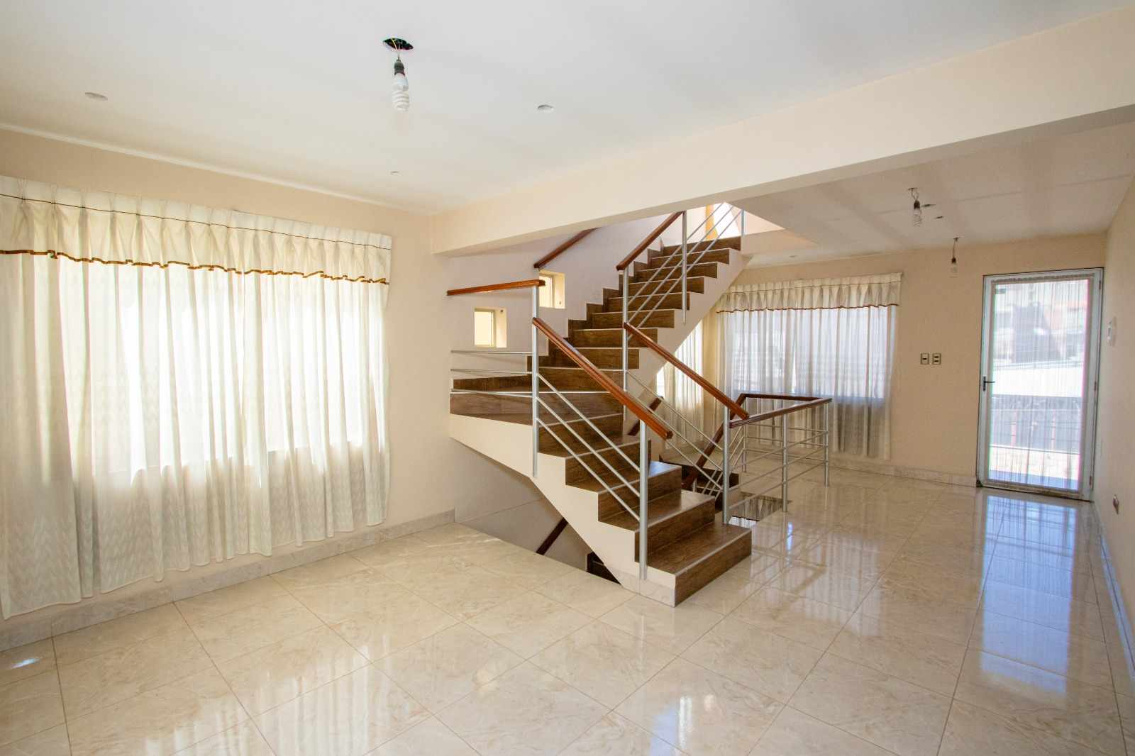 Casa en VentaAv. República - Y Av. 6 de agosto Sur 3 dormitorios 2 baños 2 parqueos Foto 14