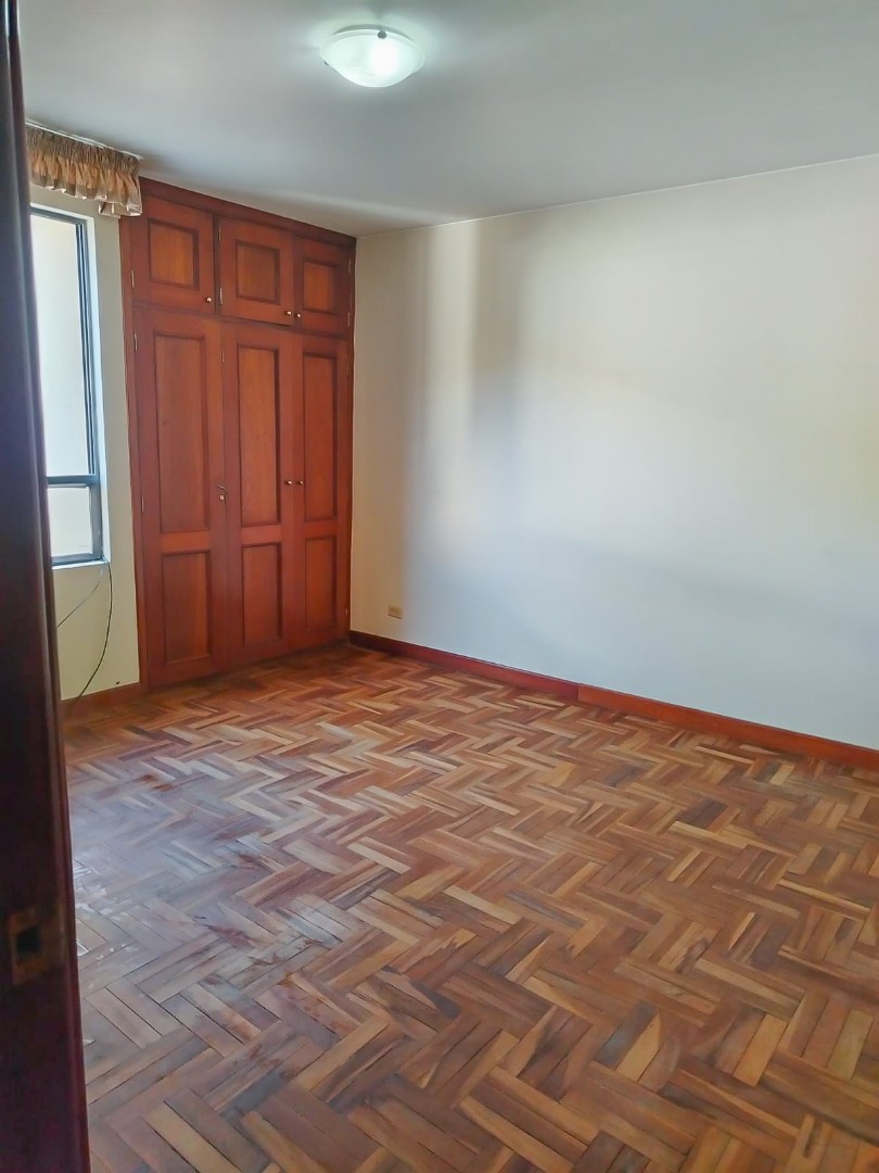 Casa <b>CASA DE 4 DORMITORIOS EN ALQUILER CALLE 10 DE CALACOTO</b> Foto 5