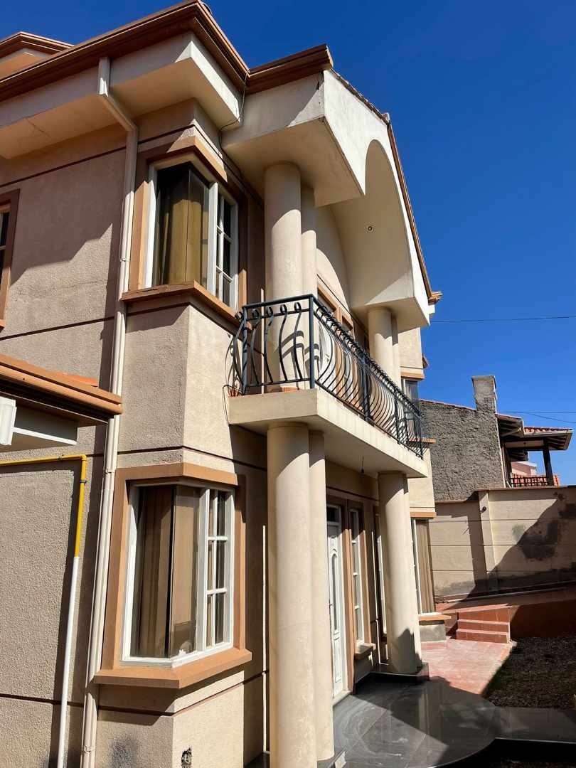 Casa en Sacaba en Cochabamba 4 dormitorios 4 baños 3 parqueos Foto 1