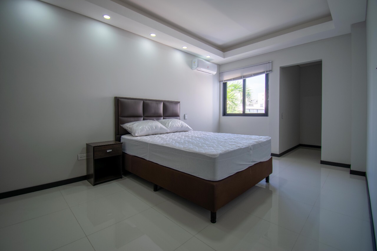 Departamento en AlquilerEN ALQUILER EQUIPETROL CALLE HERNAN ALDABA PAZ PLAZA ITALIA 2 dormitorios 3 baños 1 parqueos Foto 3