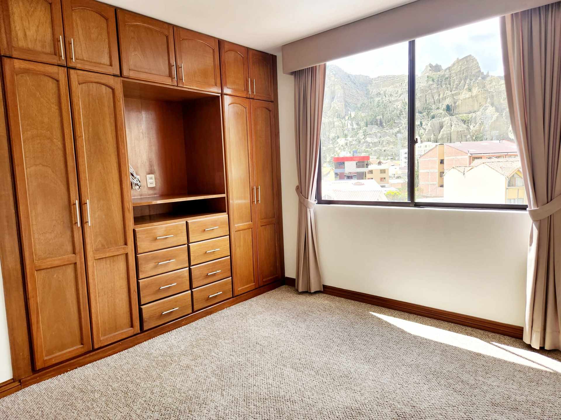 Departamento en Achumani en La Paz 4 dormitorios 5 baños 2 parqueos Foto 4