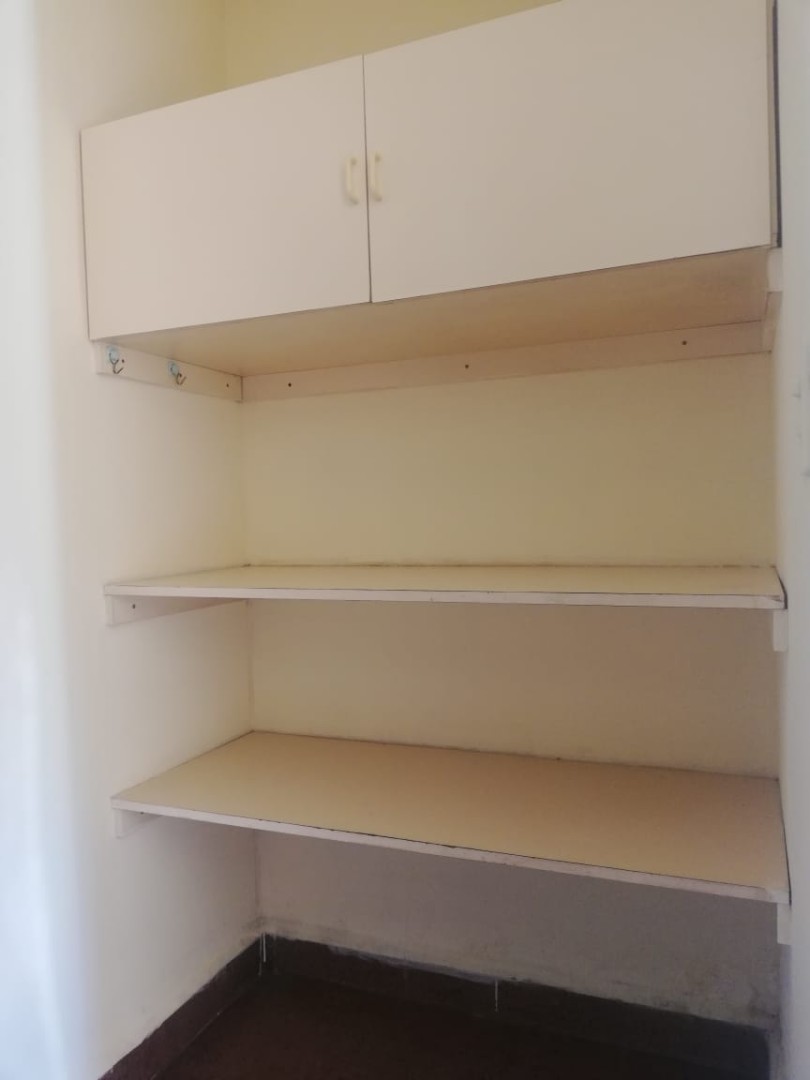 Local comercial en AlquilerCalle Sucre, entre Lanza y Antezana  1 baños  Foto 2