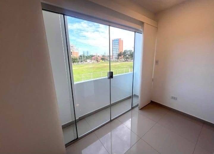 Departamento en AlquilerEntre 2do y 3er anillo, canal Isuto (A 3 minutos de EQUIPETROL) Foto 7