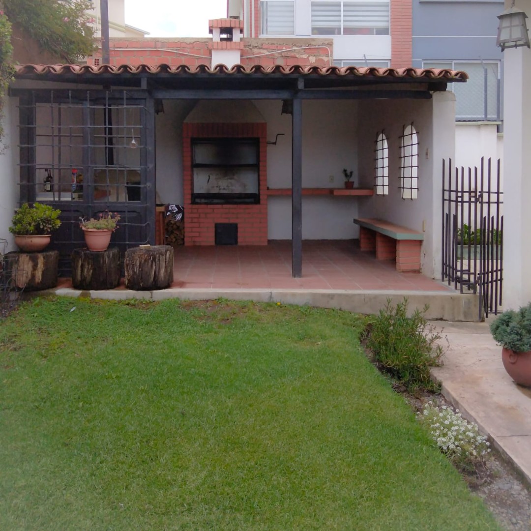 Casa en Achumani en La Paz 3 dormitorios 4 baños 2 parqueos Foto 1