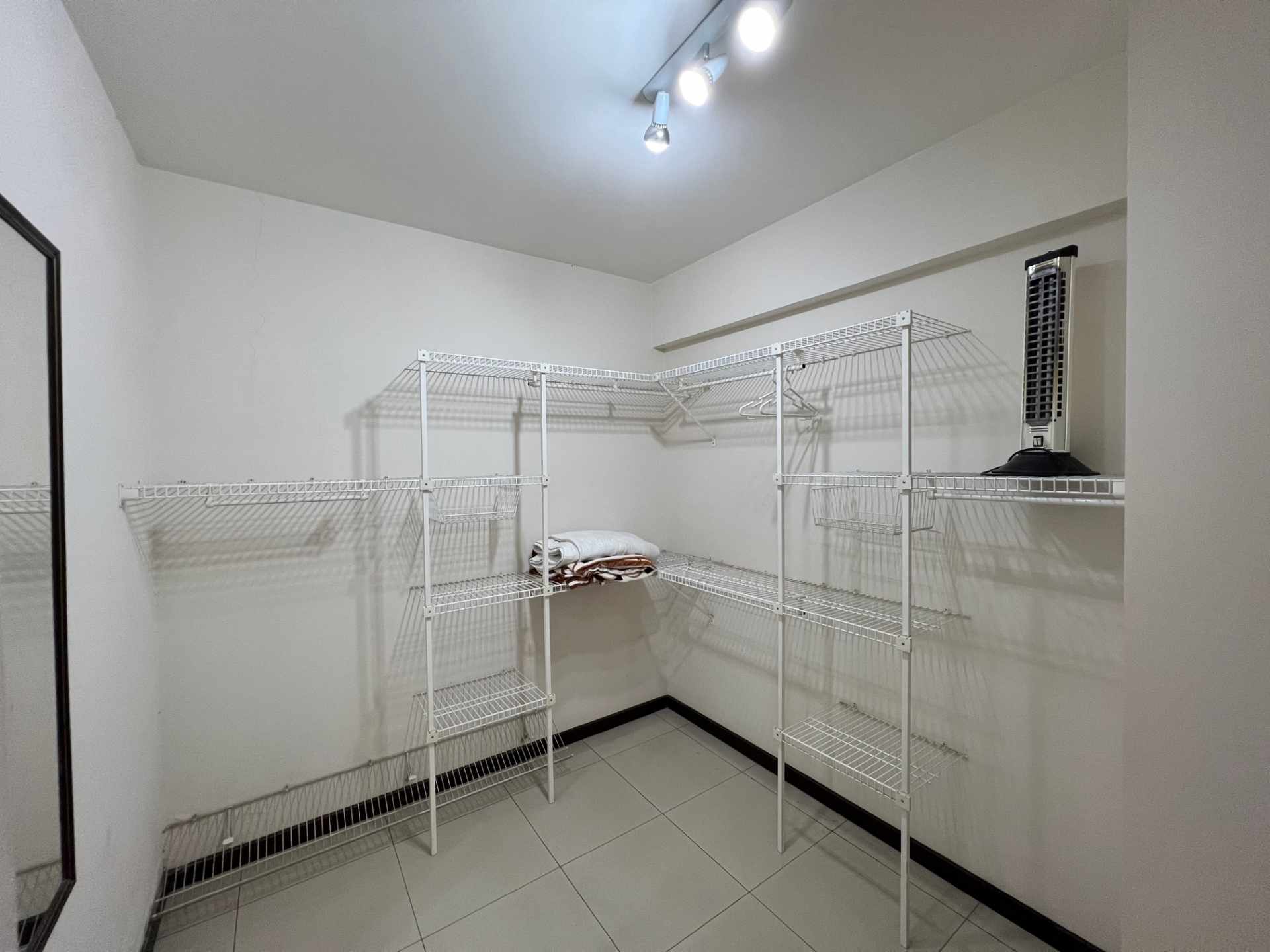 Departamento en AlquilerCondominio Punta del Este, C/Libertad y 2do. Anillo. Cerca de todo.  2 dormitorios 3 baños 1 parqueos Foto 12