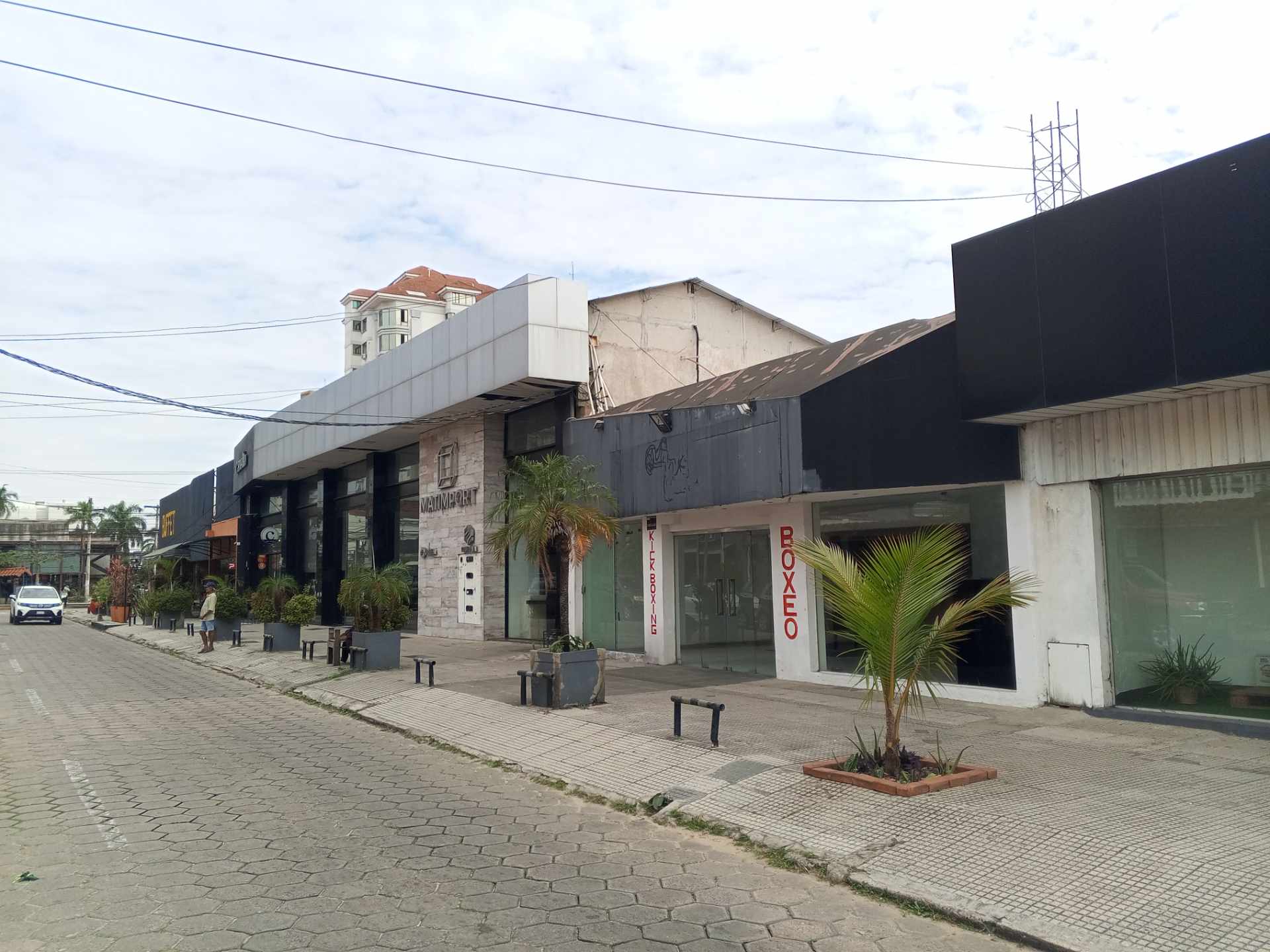 Local comercial en Entre 1er y 2do anillo Norte en Santa Cruz de la Sierra  2 baños  Foto 2