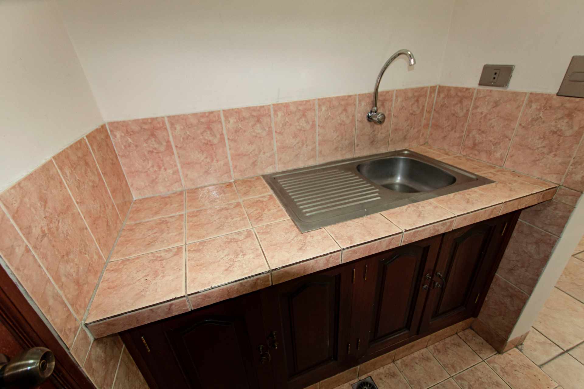 Local comercial en AlquilerAv. Ballivian, Prado - Edif. Torres del Sol - Centro - Cochabamba  2 baños  Foto 5