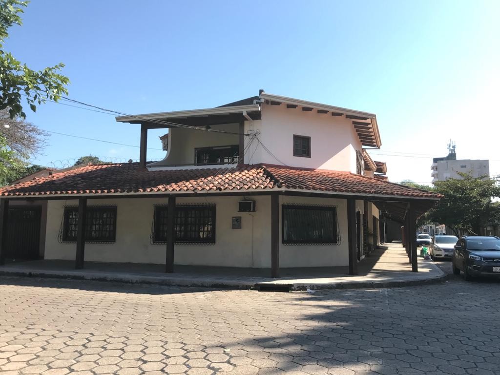 Casa en AlquilerZona centro sur, sobre la calle Tarija #557 y esquina Moldes 4 dormitorios 4 baños 2 parqueos Foto 2