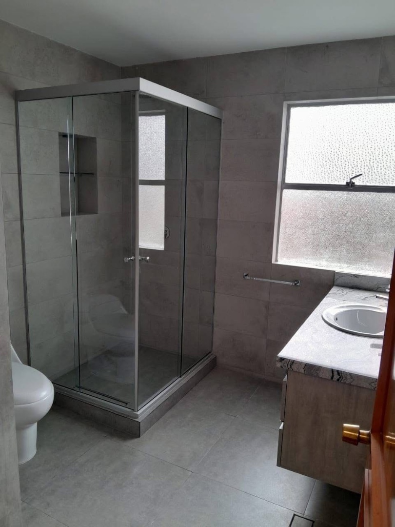 Casa en Alquiler
CASA IMPECABLE 
EN ALQUILER 3 dormitorios 2 baños 3 parqueos Foto 3