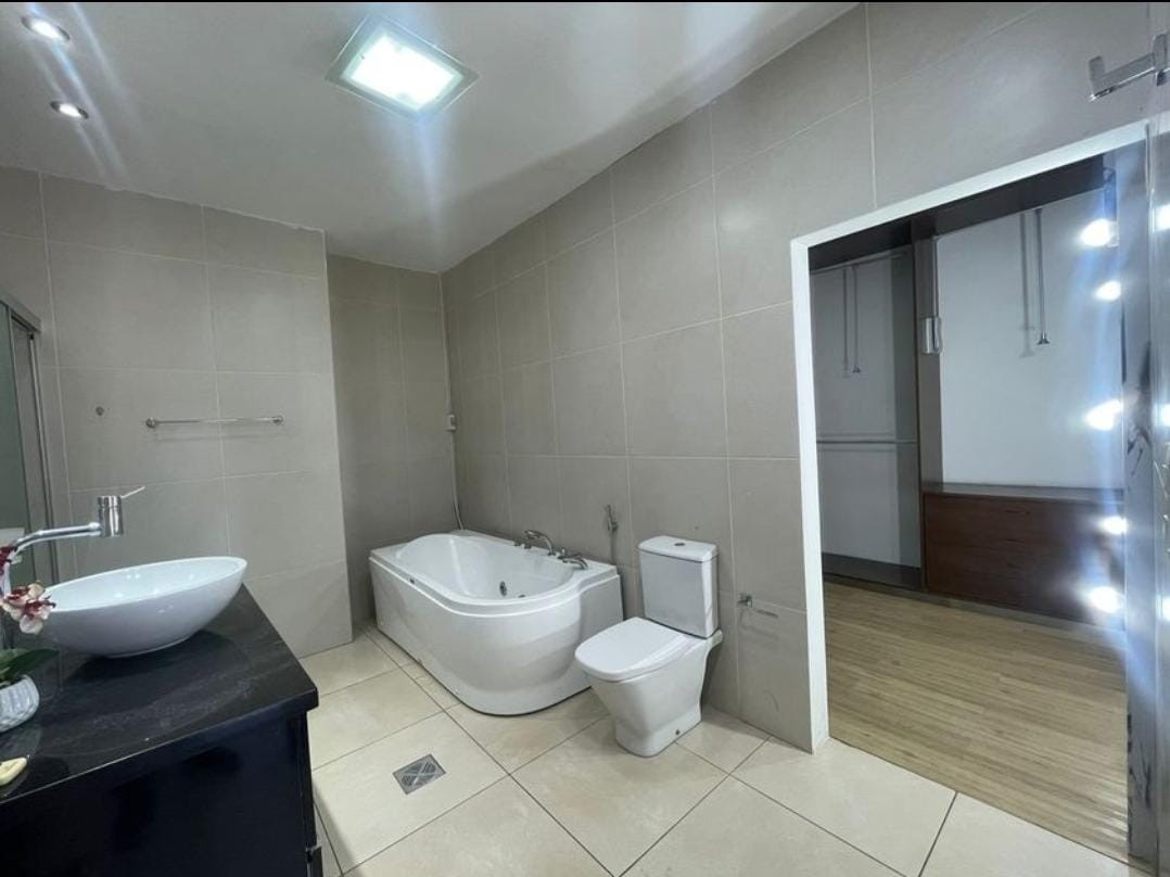 Casa en AlquilerCASA EN ALQUILER EN ZONA NORTE BENI  4 dormitorios 6 baños 4 parqueos Foto 18