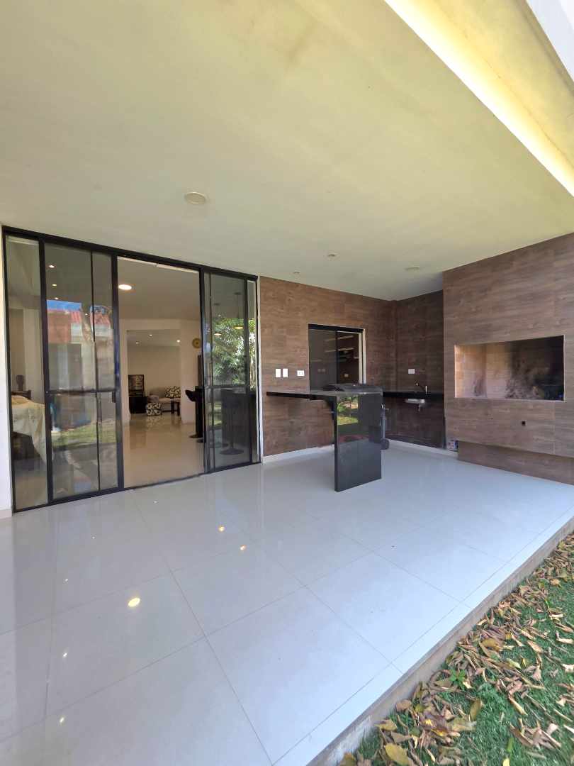 Casa en Urubó en Santa Cruz de la Sierra 3 dormitorios 5 baños 2 parqueos Foto 11
