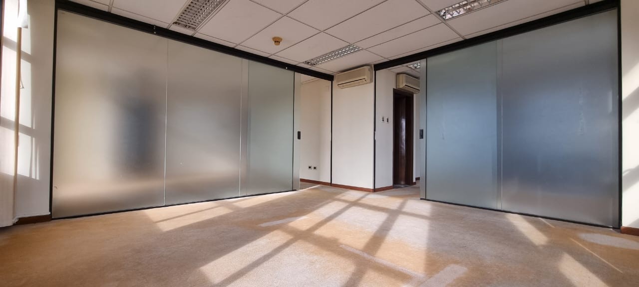 Oficina en AlquilerEdificio Torres CAINCO, Calle Cochabamba 4 dormitorios 2 baños 1 parqueos Foto 4