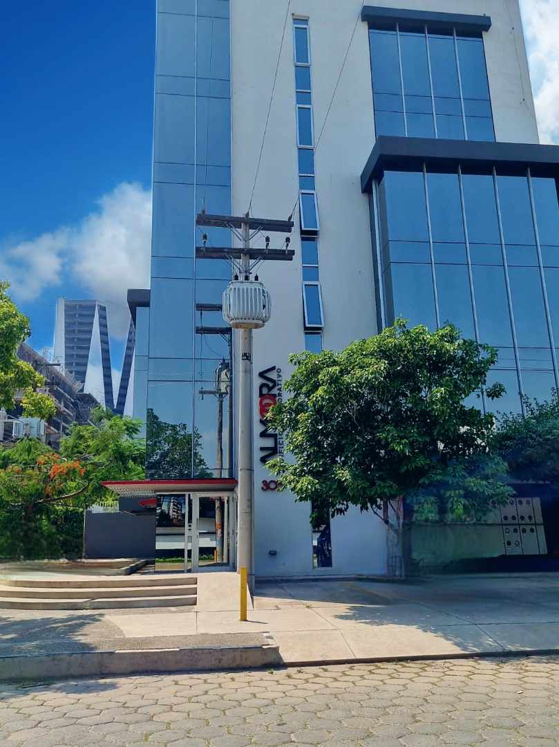 Local comercial Equipetrol  Sirari
Condominio Almoora
Av. Los Claveles Foto 2