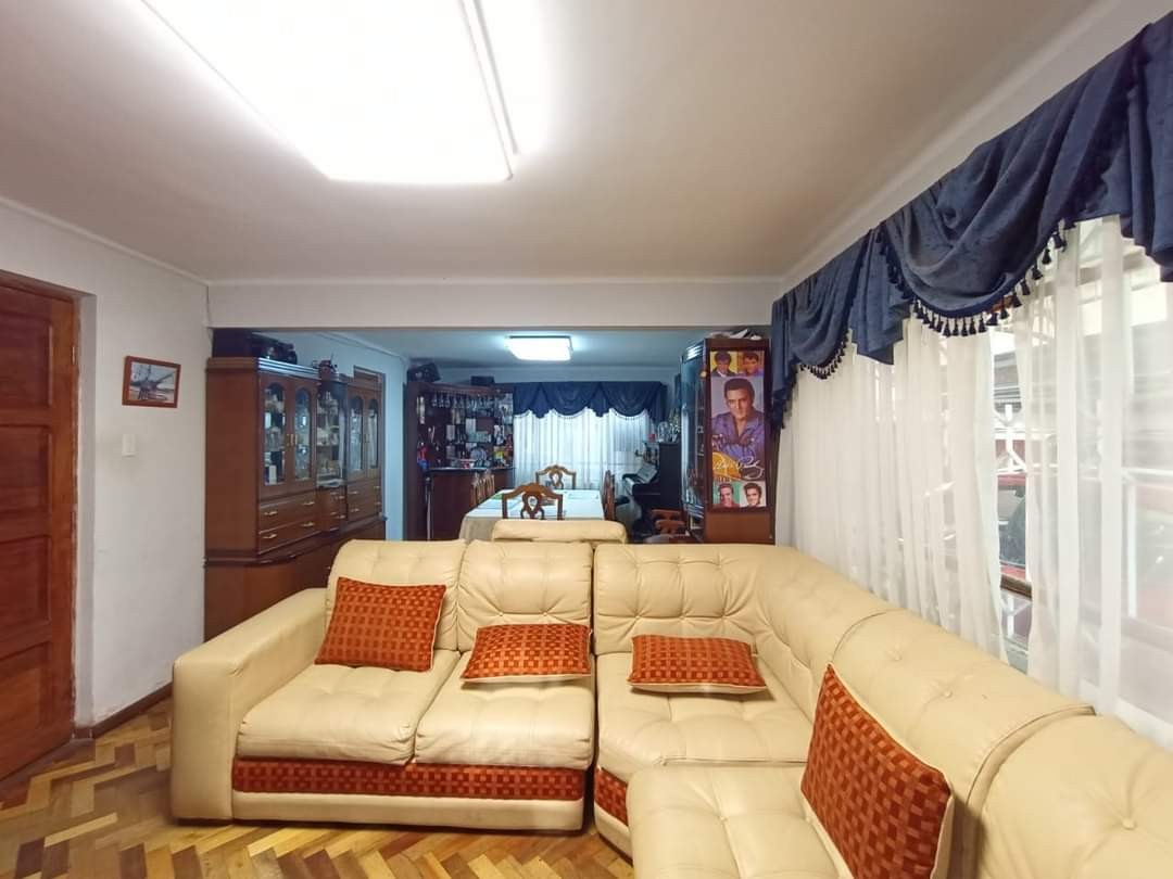 Casa en VentaAlto Obrajes sector B 4 dormitorios 2 baños 1 parqueos Foto 5