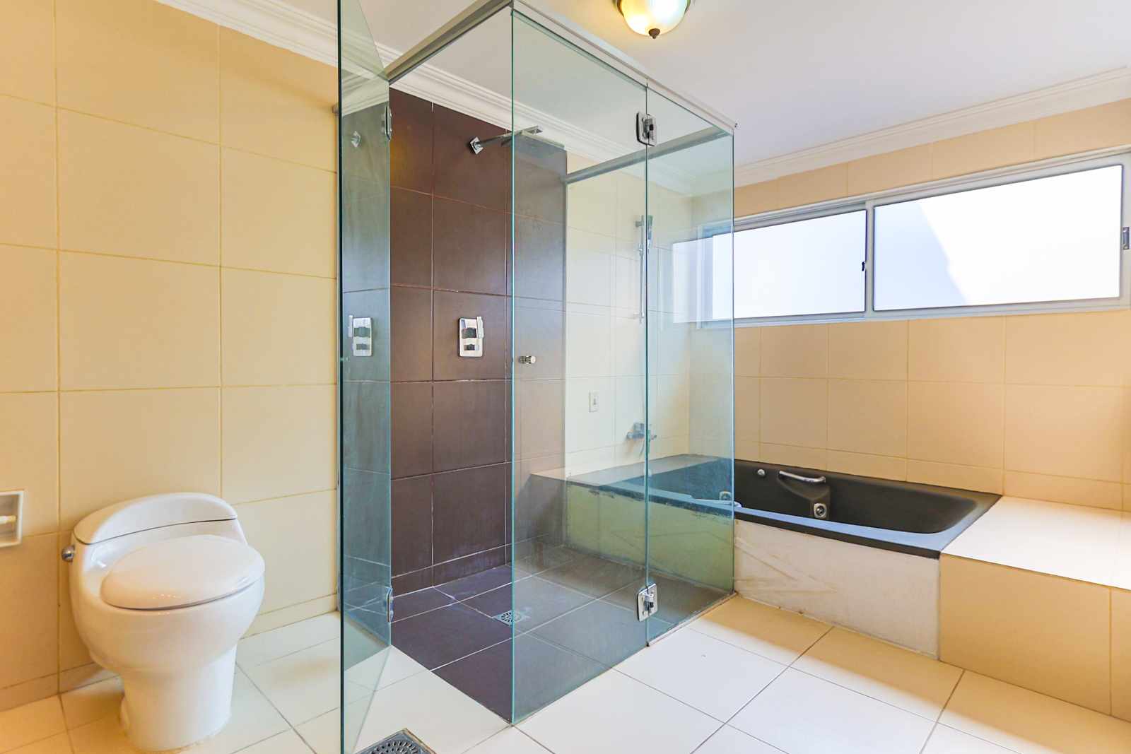 Casa en AlquilerZona Norte, 6to Anillo condominio Ciudad Jardin  4 dormitorios 4 baños 3 parqueos Foto 9