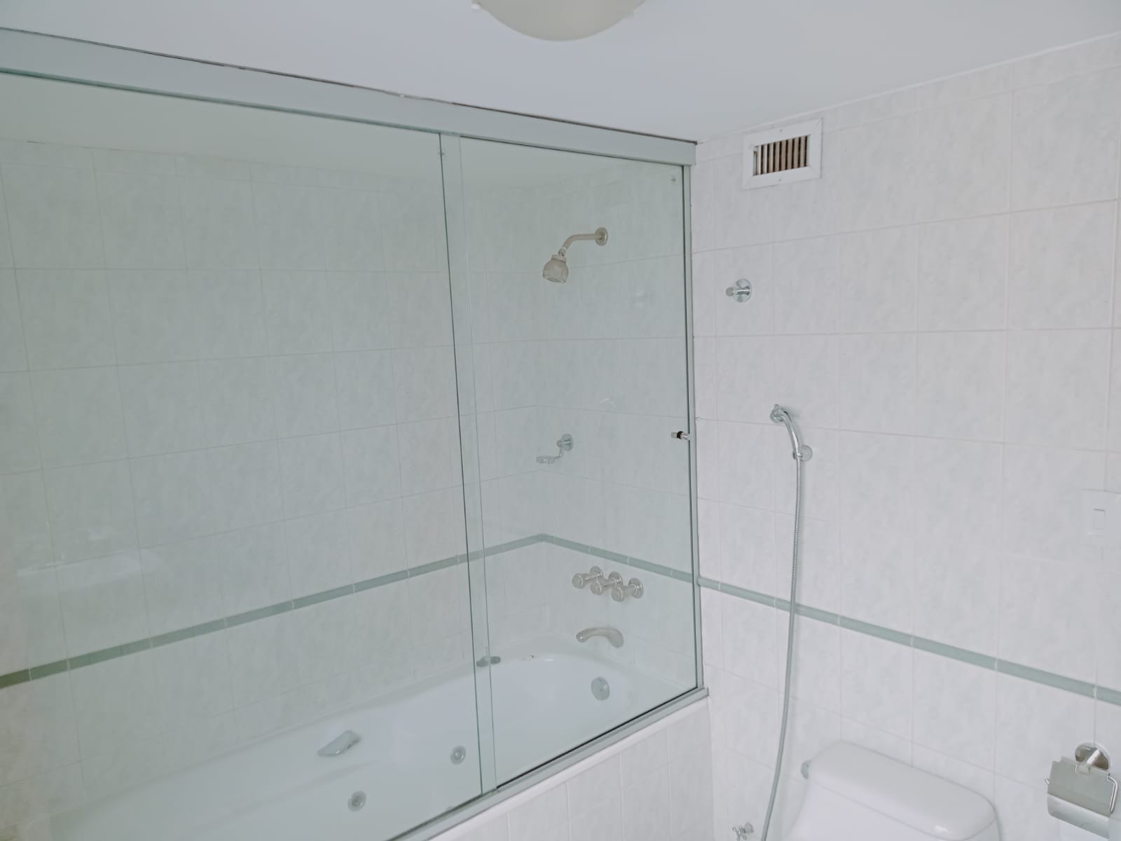 Departamento en AnticréticoANTICRETICO REGISTRABL, ELEGANTE DEPARTAMENTO EN ACHUMANI SECTOR ASILO 3 dormitorios 4 baños 2 parqueos Foto 16