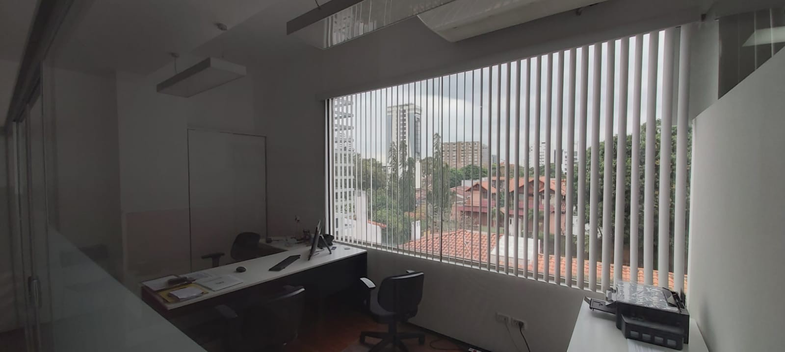 Oficina en AlquilerEDIFICIO SPAZIO, se encuentra en la zona Norte, por  la Av. Beni entre el 2do y 3er. anillo. 5 dormitorios 2 baños  Foto 12