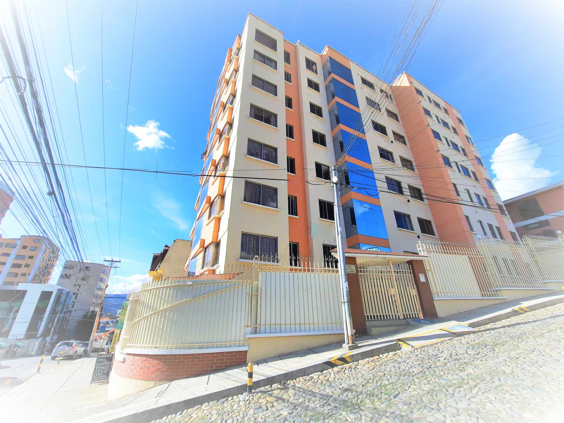 Departamento en VentaCalacoto calle 25 Frente al nuevo Mercado Los Pinos 4 dormitorios 5 baños 2 parqueos Foto 7