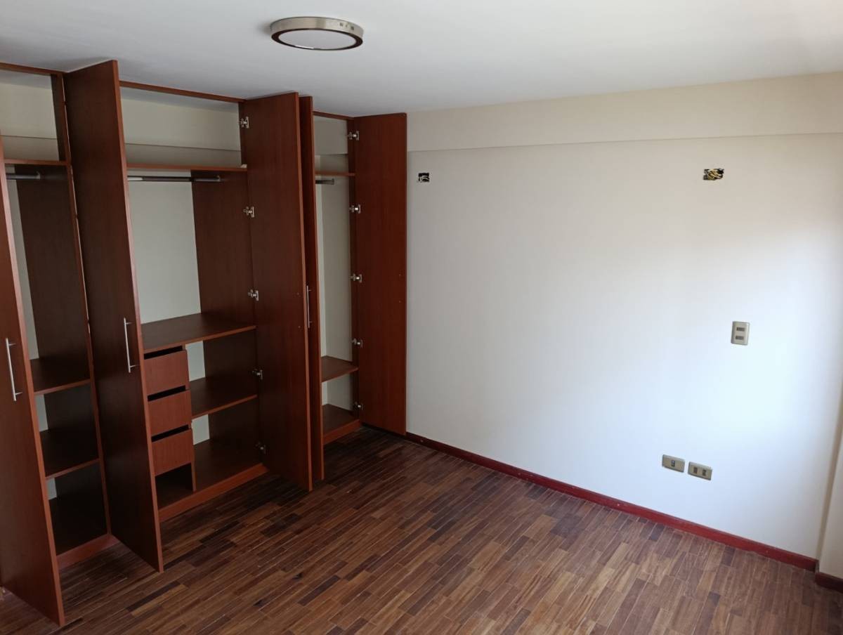 Departamento en Achumani en La Paz 4 dormitorios 3 baños 1 parqueos Foto 8