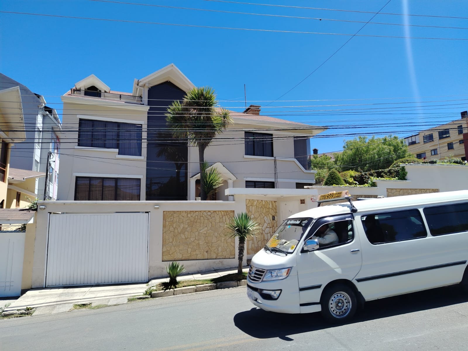 Casa Avenida Julio Mendez No 10 esquina calle 11 meseta de Achumani Foto 5