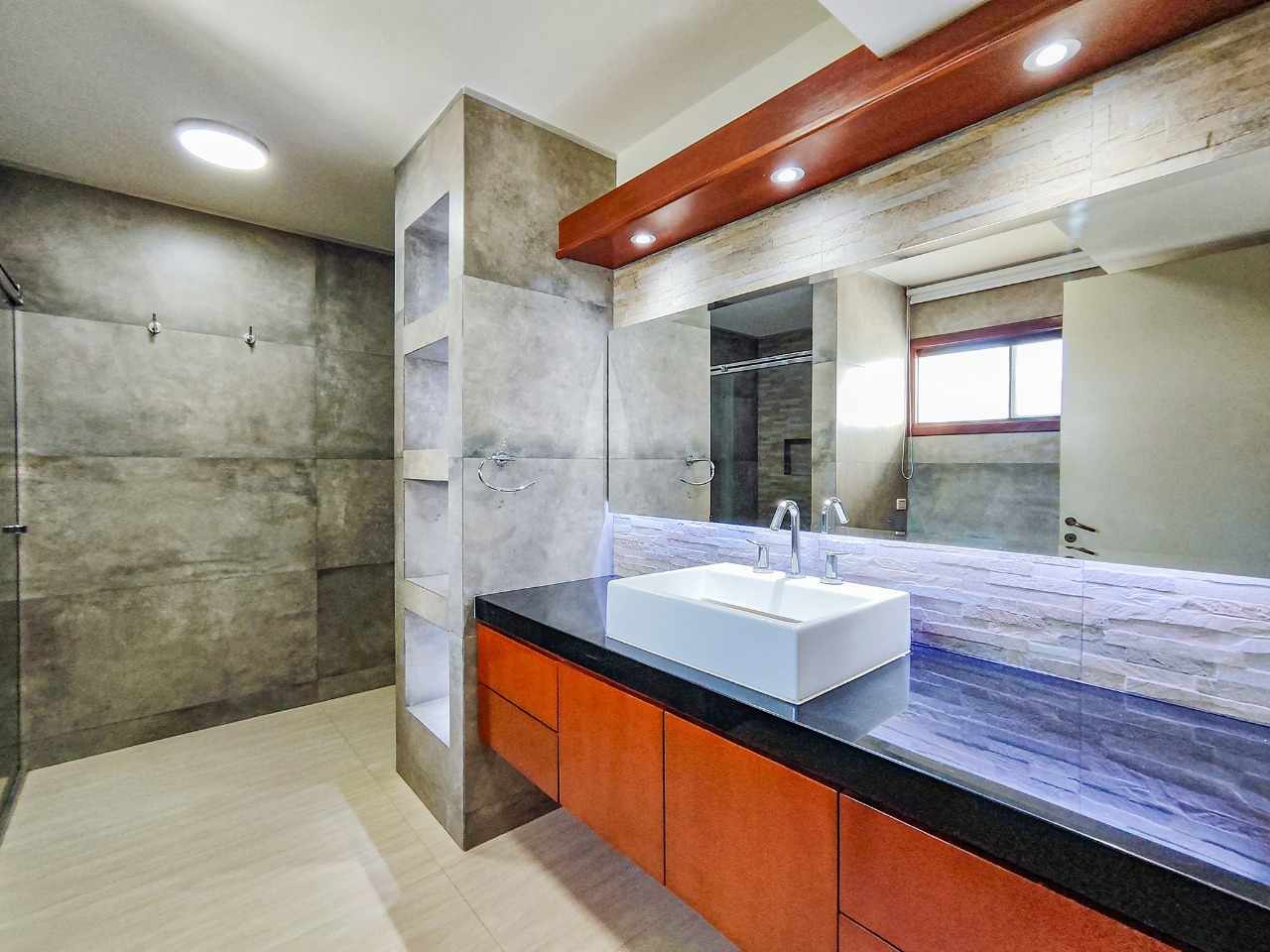 Casa en AlquilerCond. La Hacienda I, 5to. Anillo entre Av. Banzer y Av. Beni 4 dormitorios 3 baños 1 parqueos Foto 18