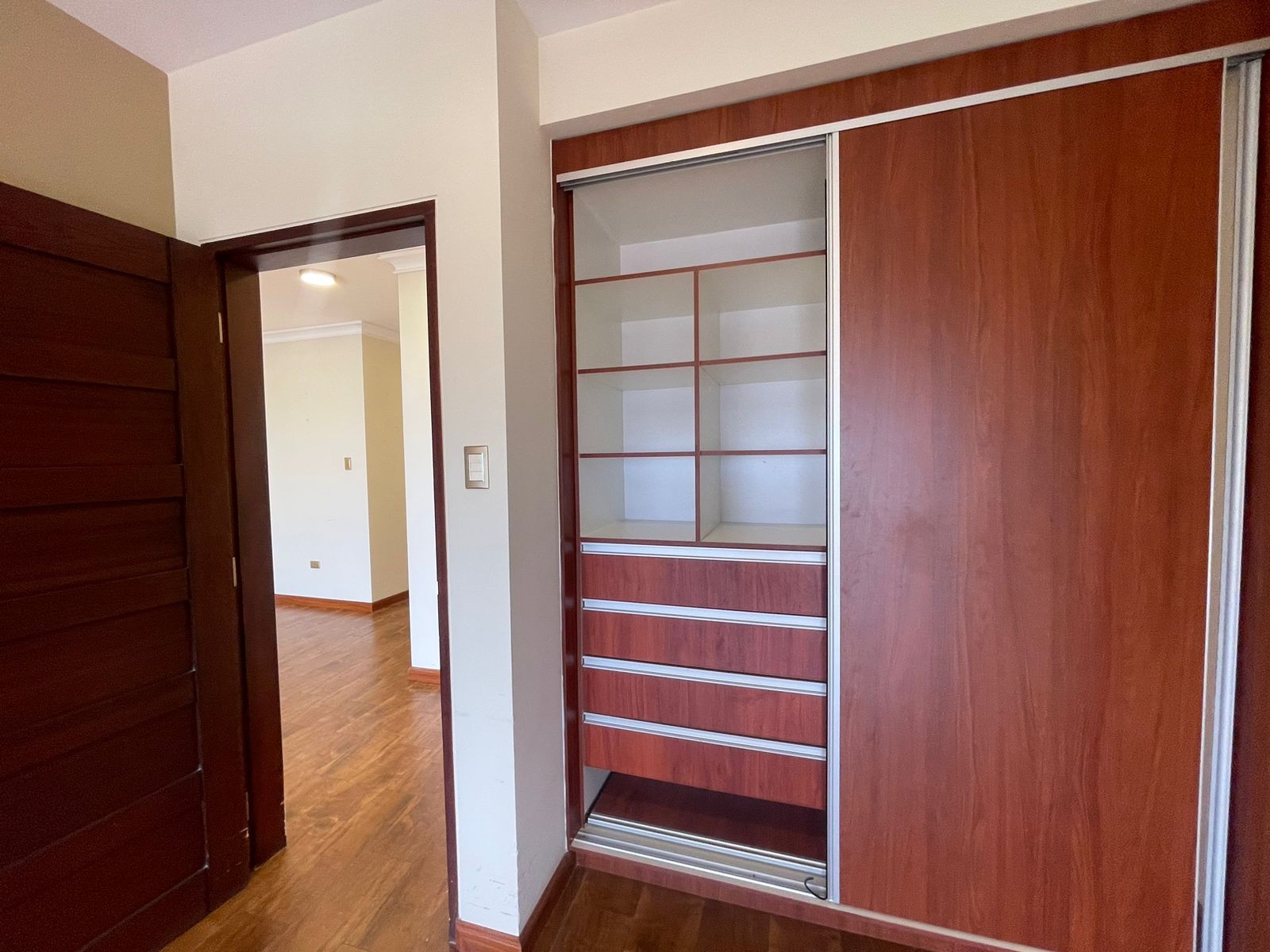 Departamento en Entre 1er y 2do anillo Norte en Santa Cruz de la Sierra 2 dormitorios 2 baños  Foto 4