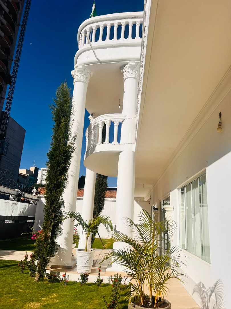 Casa en Entre 2do y 3er anillo Norte en Santa Cruz de la Sierra 4 dormitorios 8 baños 7 parqueos Foto 8