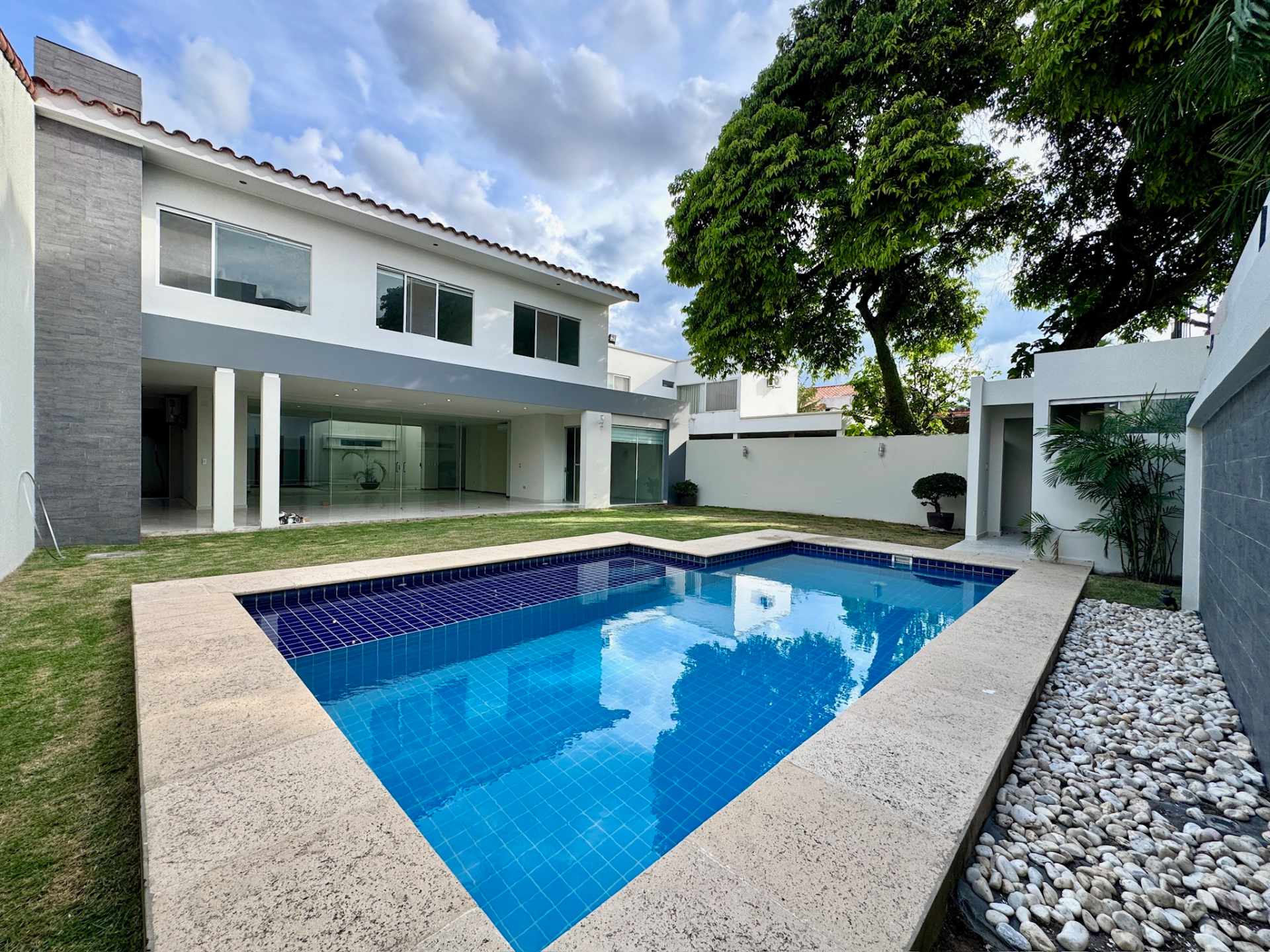 Casa en Entre 3er y 4to anillo Oeste en Santa Cruz de la Sierra 4 dormitorios 6 baños 4 parqueos Foto 5