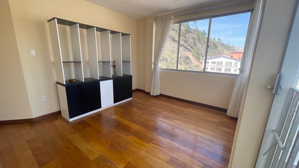 Departamento en AlquilerDEPARTAMENTO DUPLEX EN ALQUILER EN IRPAVI 4 dormitorios 5 baños 1 parqueos Foto 9