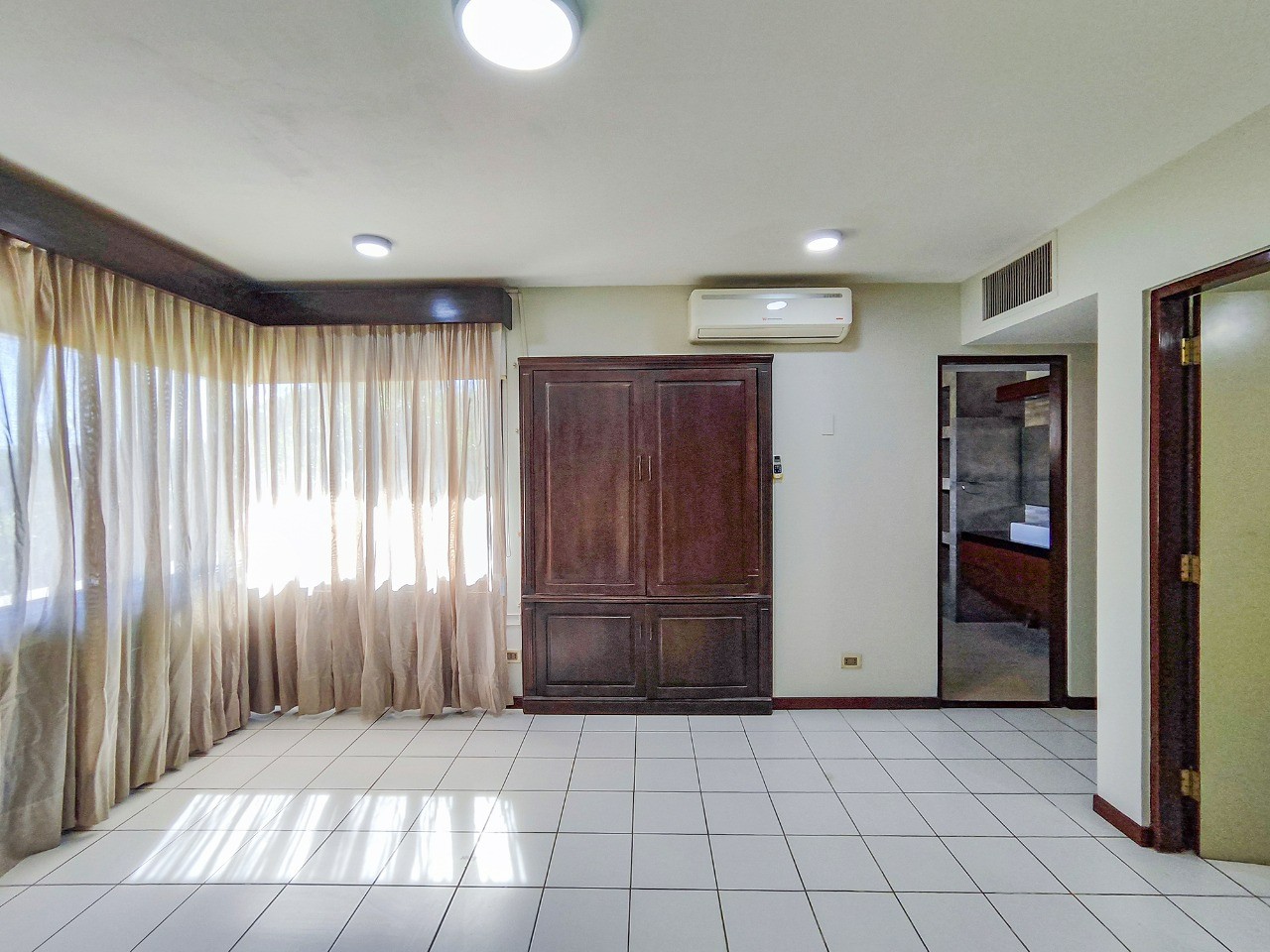 Casa en AlquilerCond. La Hacienda I, 5to. Anillo entre Av. Banzer y Av. Beni 4 dormitorios 3 baños 1 parqueos Foto 11