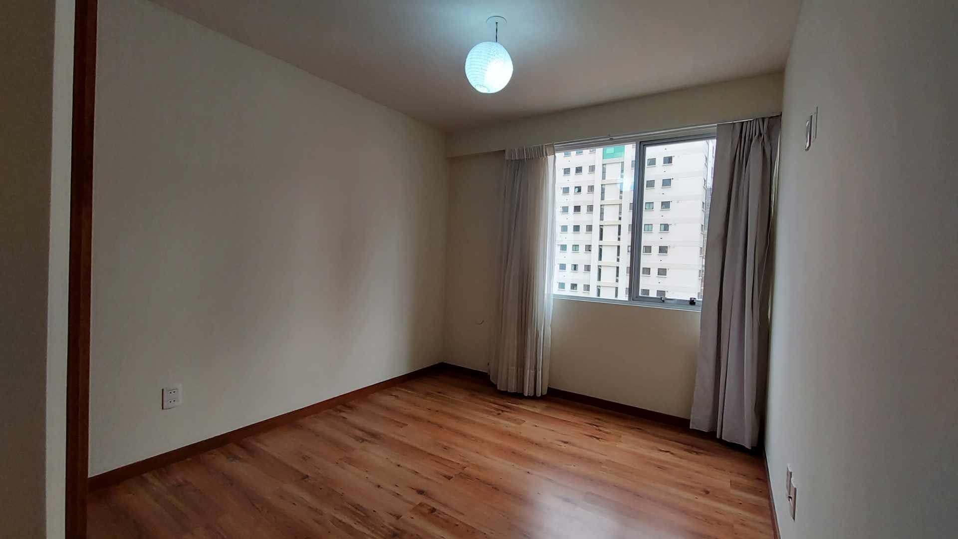 Departamento Av. 6 de Agosto, cerca a la Embajada Americana y Teleférico Celeste Foto 9