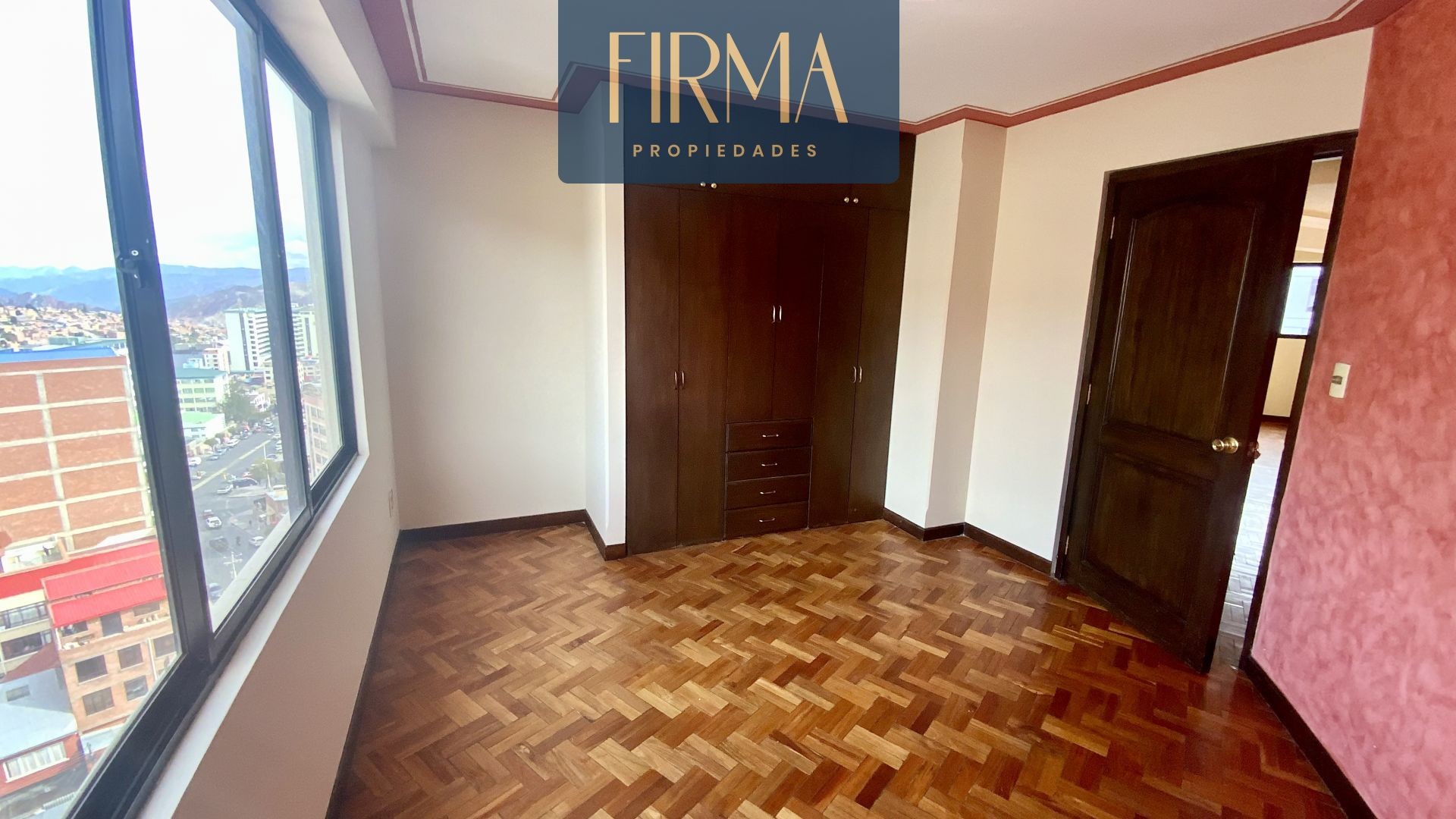 Departamento en VentaCOMPRA ESTE AMPLIO Y CÉNTRICO DEPARTAMENTO EN MIRAFLORES 5 dormitorios 4 baños 1 parqueos Foto 6