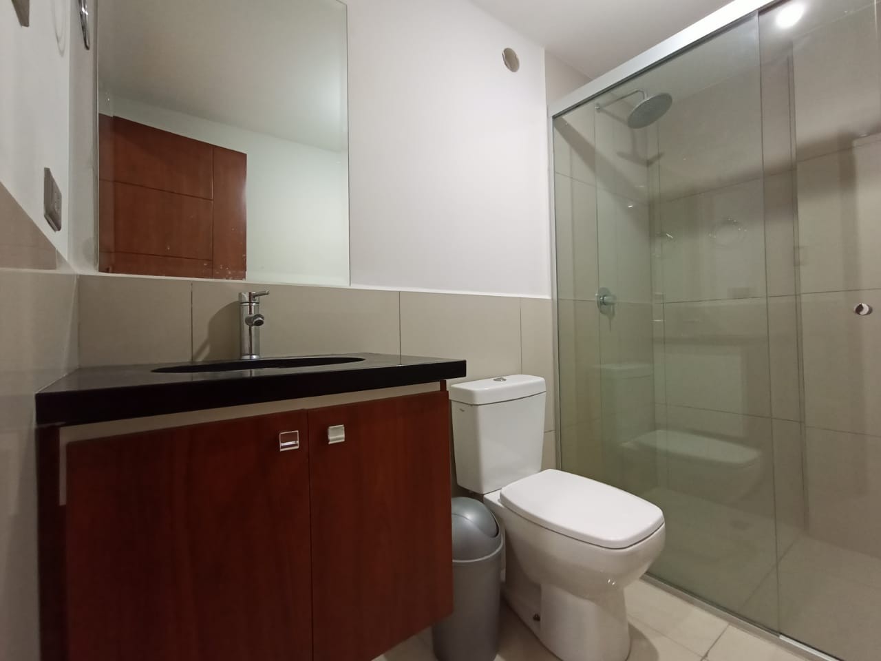 Departamento en AlquilerCONDOMINIO JERICO Av. Beni entre el tercer anillo externo y la calle 1 Oeste. A 75 metros de la Universidad Privada Domingo Savio, en la calle Styg Ryden #18 Foto 4