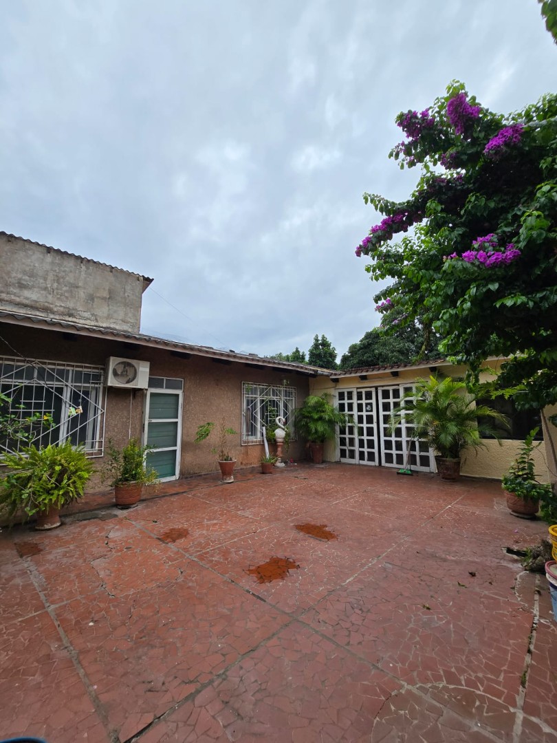 Casa en AlquilerAv. 3 Pasos al Frente, 3er anillo, entrada a la Bimodal, calle Carmelo Ortiz # 3130 2 dormitorios 2 baños 2 parqueos Foto 3