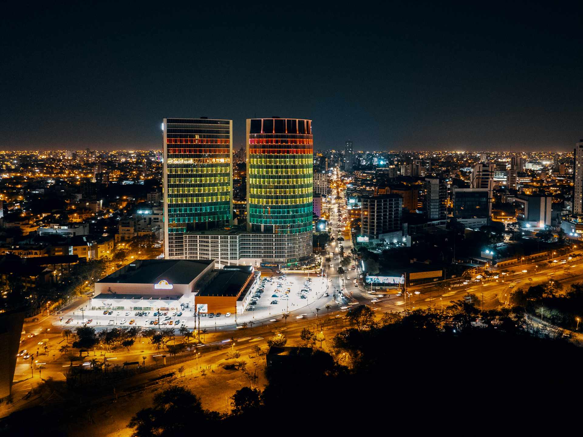 Oficina en Equipetrol en Santa Cruz de la Sierra 1 dormitorios 1 baños 4 parqueos Foto 1