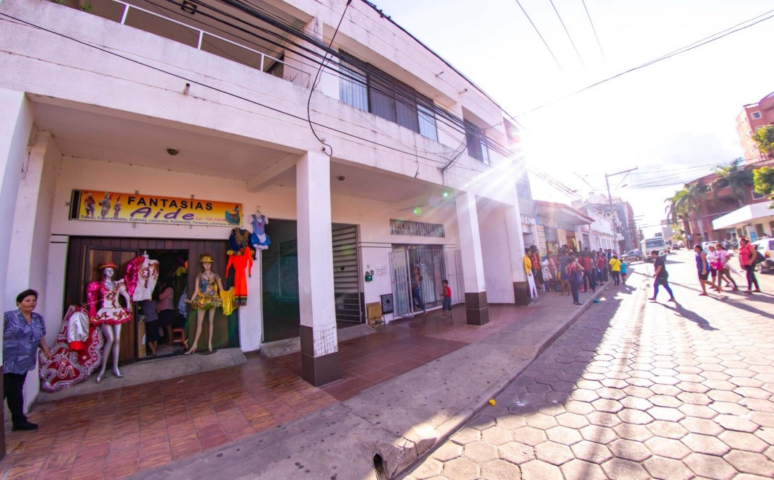 Local comercial en VentaCalle Ballivian 536, zona Centro  2 baños  Foto 1