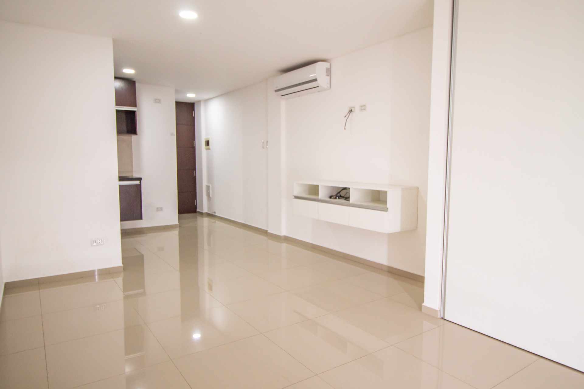 Departamento en VentaMonoambiente en Venta en el Condominio Barak Ubicado en la Zona Norte 5to anillo entre Av. Banzer y Beni 1 dormitorios 1 baños 1 parqueos Foto 4