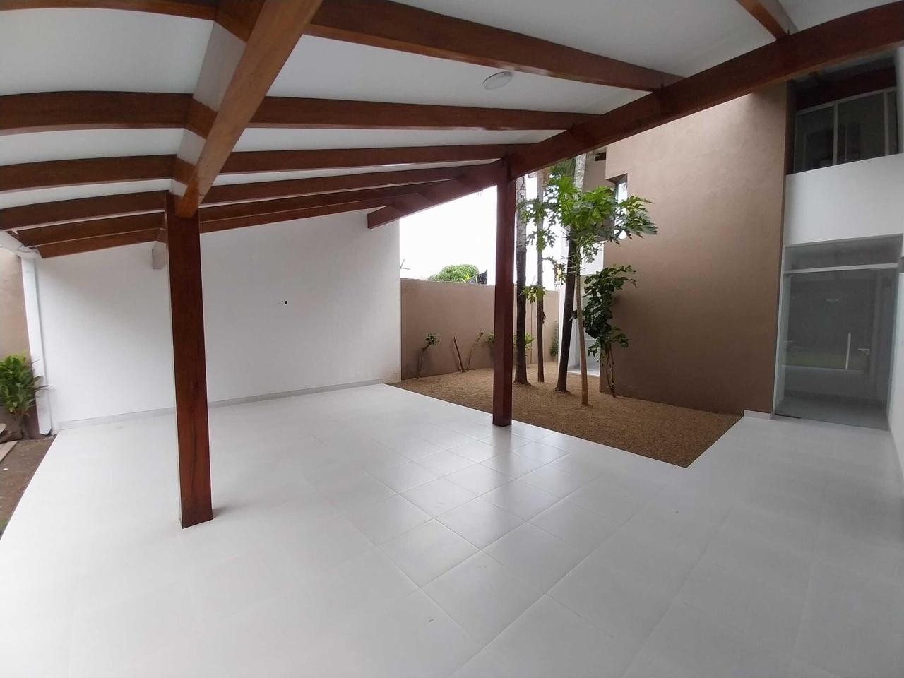 Casa en AlquilerCASA EN ALQUILER - ZONA OESTE - AV. ROCA Y CORONADO  Foto 2