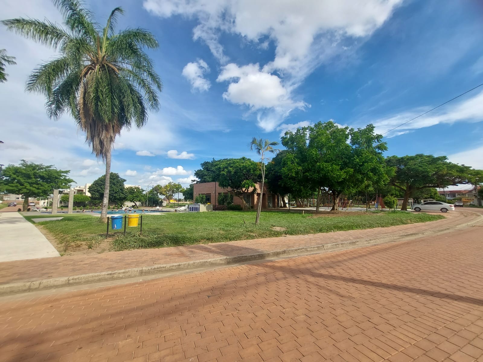 Casa en Entre 4to y 5to anillo Norte en Santa Cruz de la Sierra 4 dormitorios 3 baños 2 parqueos Foto 3